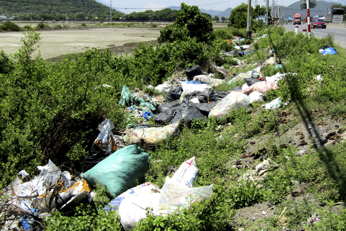 Vứt bừa bãi rác thải bên đường