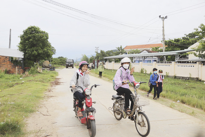 Học sinh ở xã Ninh Tây tới trường.