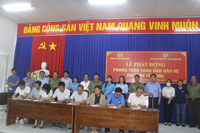 Đại diện các đơn vị ký kết giao ước An toàn về an ninh trật tự ở Khu Công nghiệp Suối Dầu.