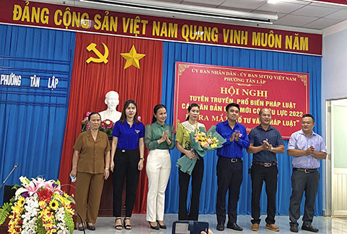 Lãnh đạo Đảng ủy phường tặng hoa chức mừng các thành viên tổ tư vấn pháp luât