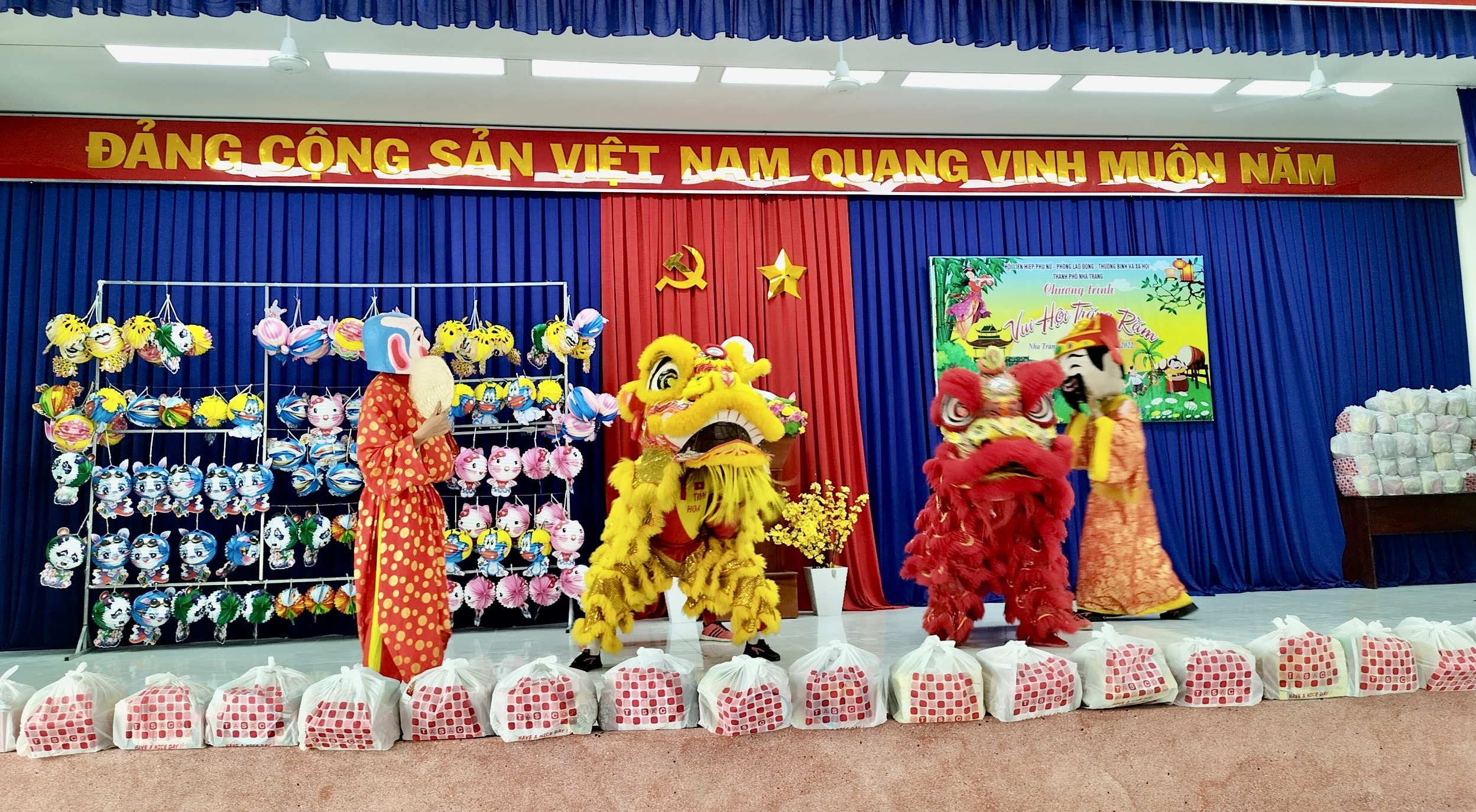 Trao 100 suất quà cho thiếu nhi có hoàn cảnh khó khăn