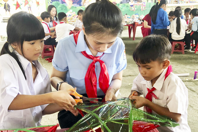 Tập trung hoàn thành chiếc lồng đèn.