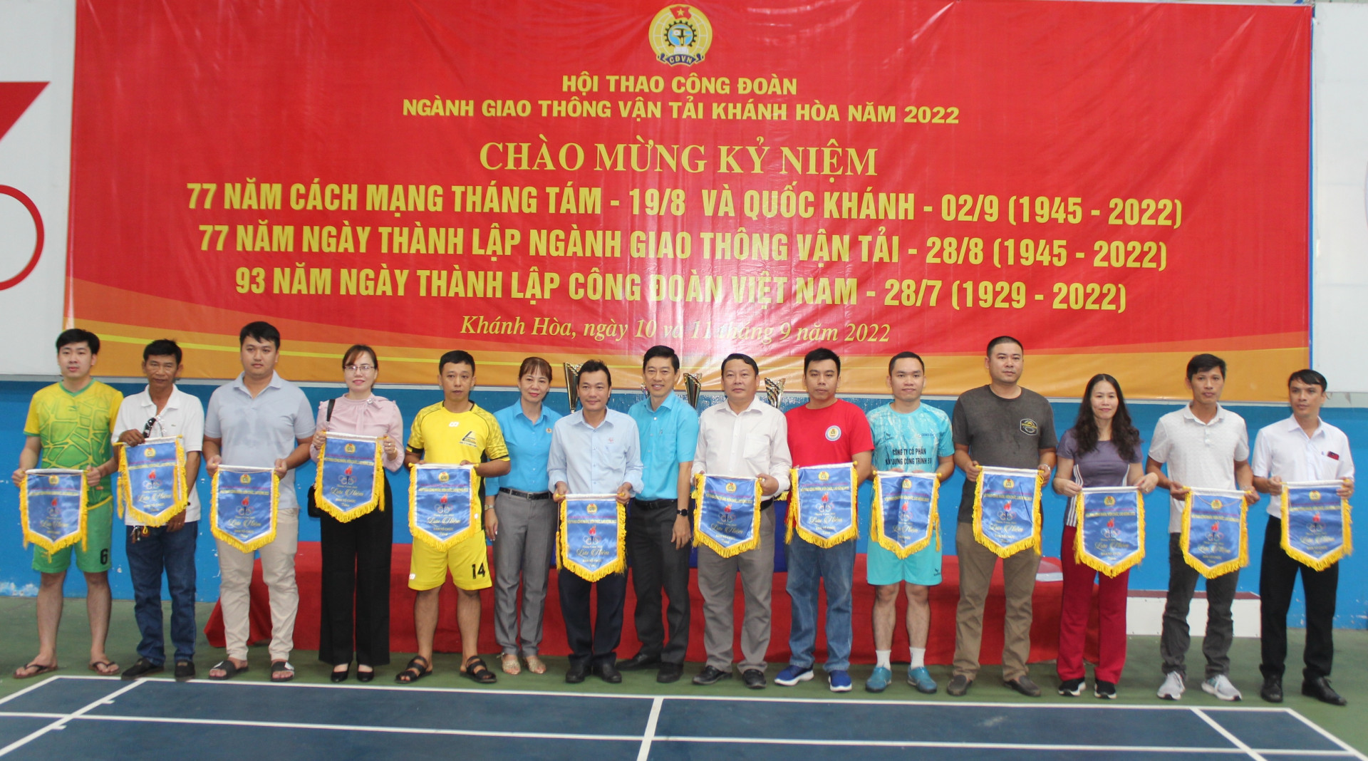 Ban tổ chức trao cờ lưu niệm cho các đội tham gia hội thao.