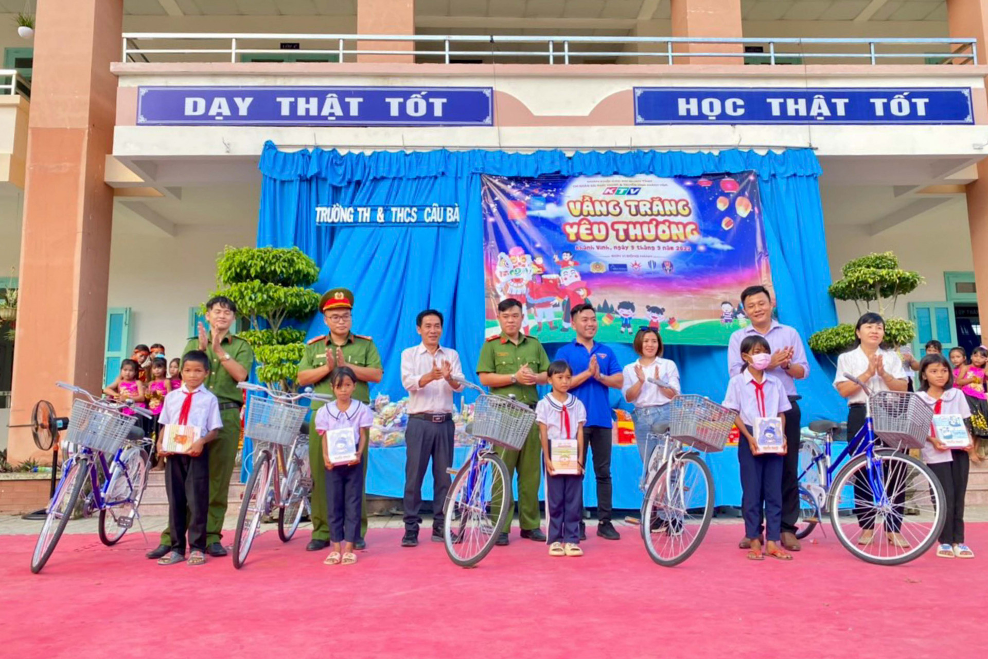 Các đơn vị trao hỗ trợ xe đạp cho học sinh khó khăn của xã Cầu Bà