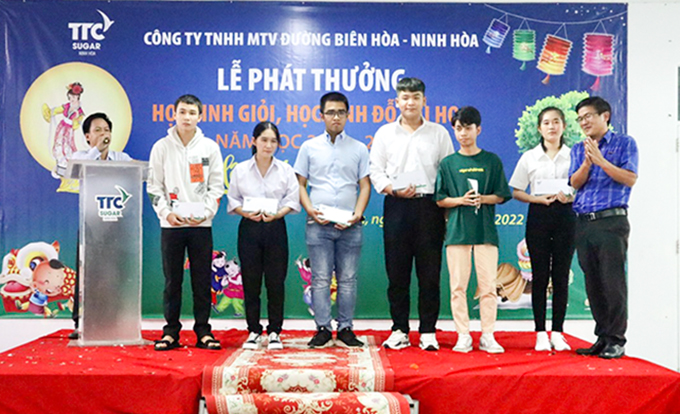 Phát thưởng cho các em học sinh giỏi