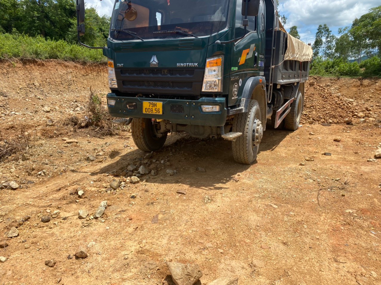Xe ben chở đất trái phép bị phát hiện tại xã Cam Phước Tây.
