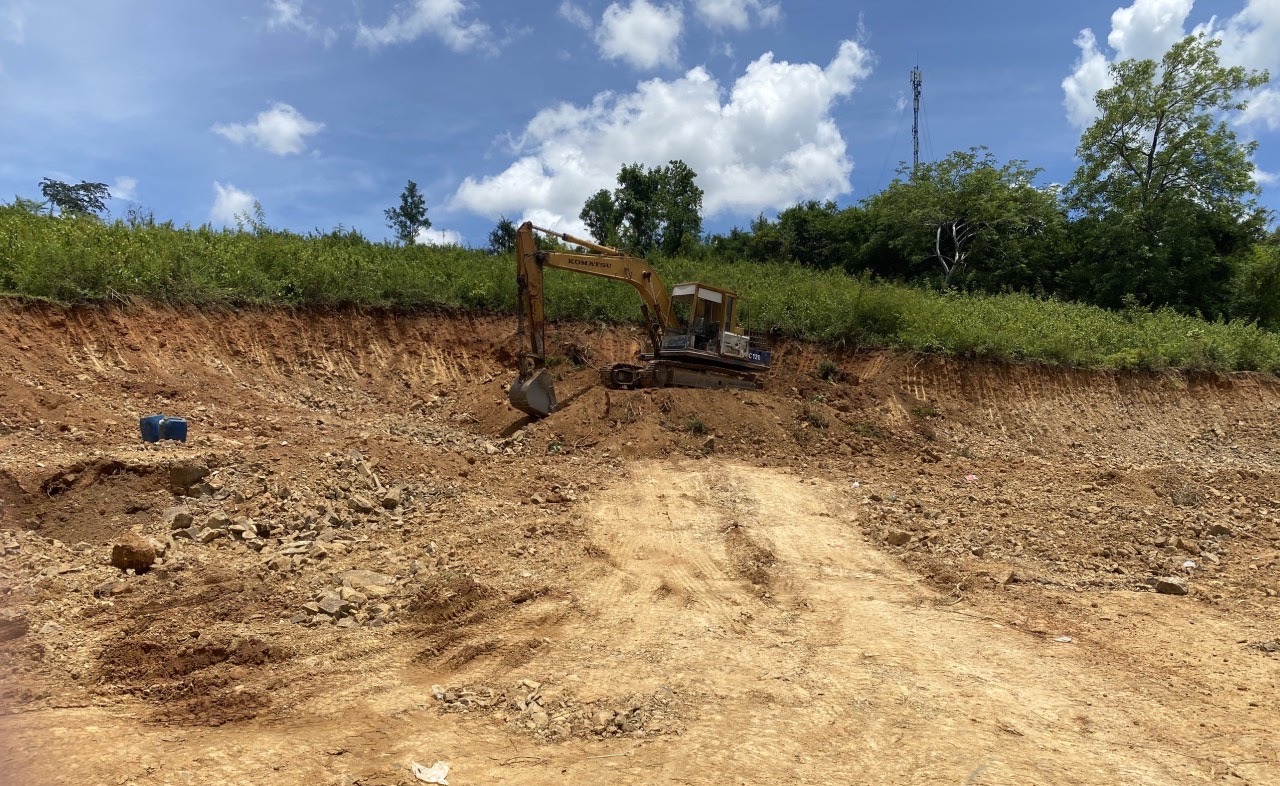 Máy múc khai thác đất trái phép bị phát hiện tại xã Cam Phước Tây.