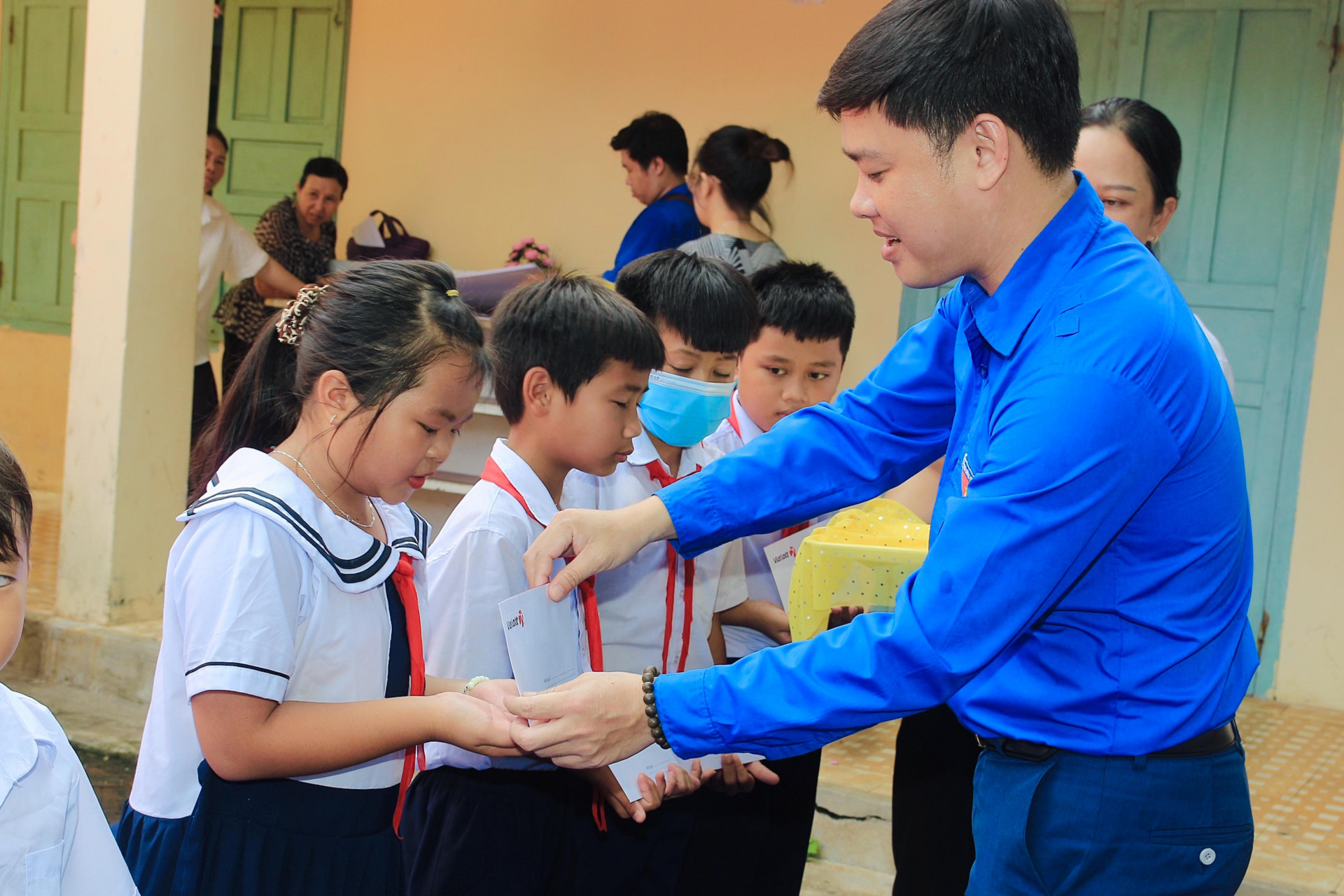 Anh Bùi Hoài Nam - Bí thư Tỉnh đoàn trao học bổng hỗ trợ các học sinh