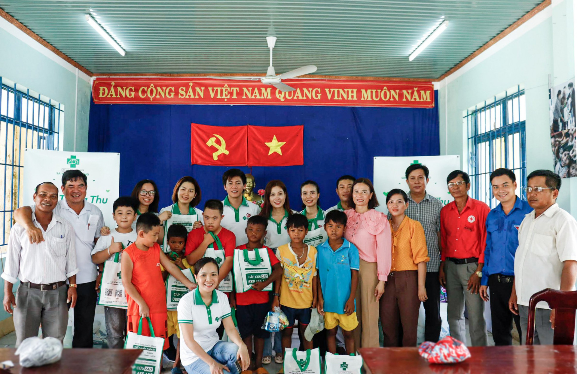 Trao tặng quà cho trẻ ở thôn Suối Sâu, xã Ninh Tân 