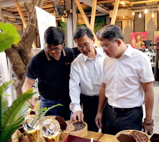 Ông Nguyễn Hải Ninh tham quan khu trưng bày cà phê đặc sản Việt Nam.