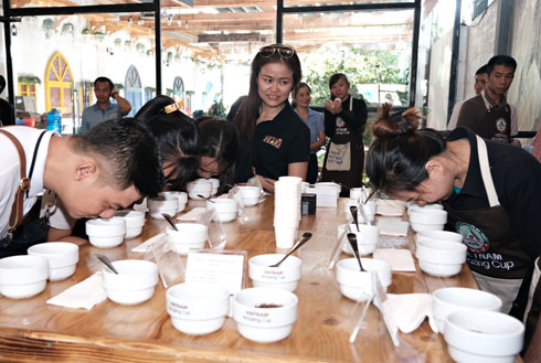 Tham gia nếm thử cà phê đặc sản Top 10 tại cuộc thi “Vietnam Amazing Cup 2022”