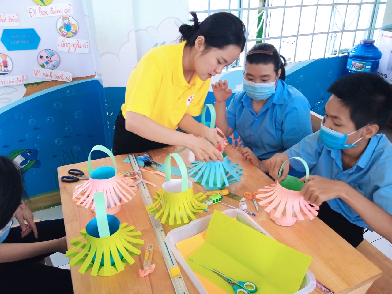 Hướng dẫn các em Trung tâm phục hồi chức năng – Giáo dục trẻ em khuyết tật tỉnh làm lồng đèn