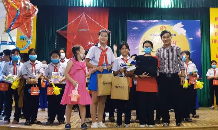 Tặng quà trung thu cho học sinh khó khăn trường THCS Võ Văn Ký (TP.Nha Trang)