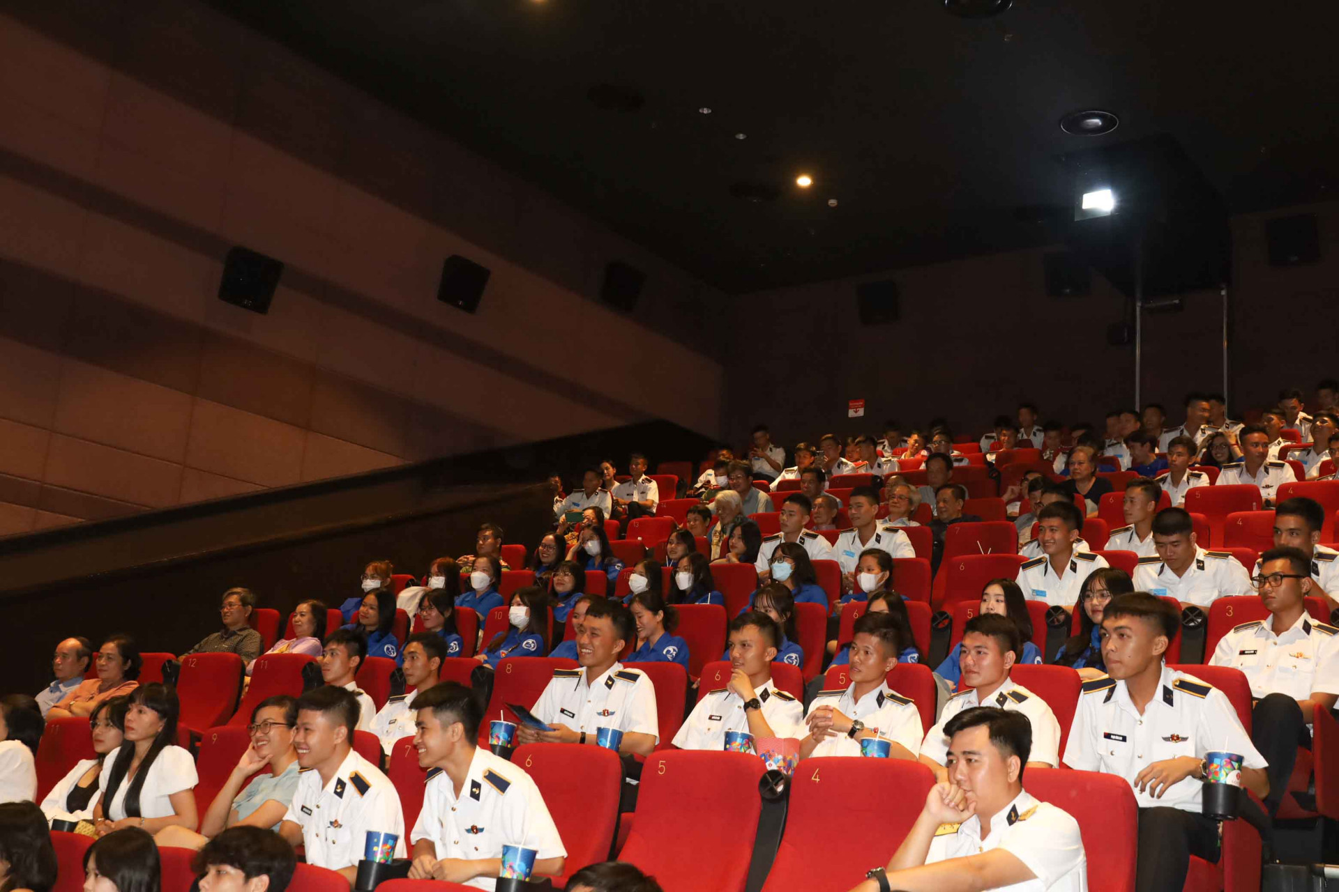 Khán giả đến xem phim Bình minh đỏ và giao lưu với thành viên đoàn làm phim. 