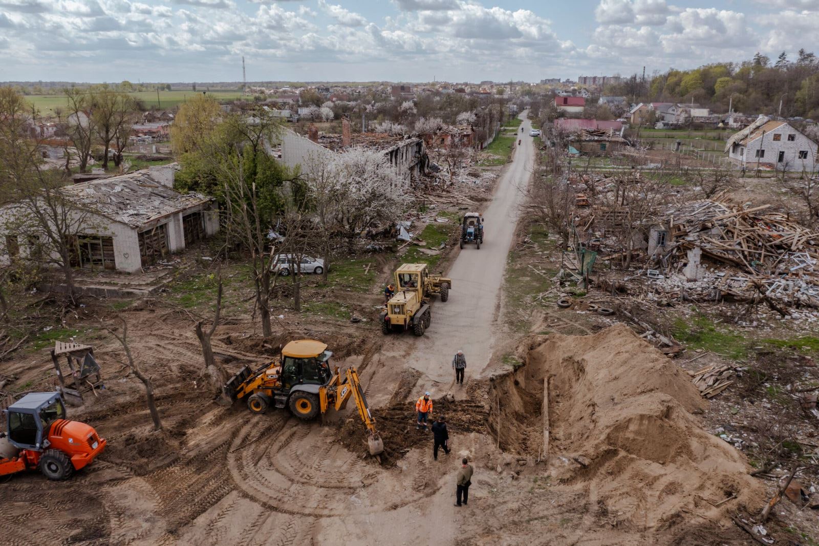 Công nhân sửa chữa đường và hạ tầng bị đạn pháo phá hủy, gần làng Novoselivka, Nhật Bản. Ảnh: N.Y. T