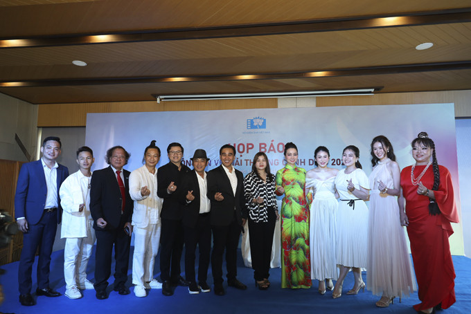 Associate Professor - PhD Do Lenh Hung Tu (third from left) and artists attending press conference of Kite Awards 2021