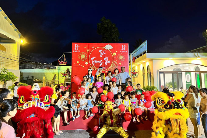 Công ty TNHH SX-TM-XNK  D&amp;T tặng hơn 1.000 suất quà cho thiếu nhi dịp Trung thu