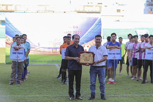 Nguyen Tuan Thanh, deputy director of Khanh Hoa Provincial Department of Culture and Sports, offering souvenir plaque to sponsor