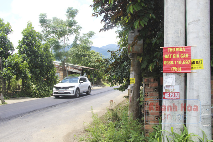 Một tờ giới thiệu thu mua đất kèm theo số điện thoại người cần mua  được treo trên tuyến đường từ thị trấn Khánh Vĩnh đi Khánh Bình (huyện Khánh Vĩnh).