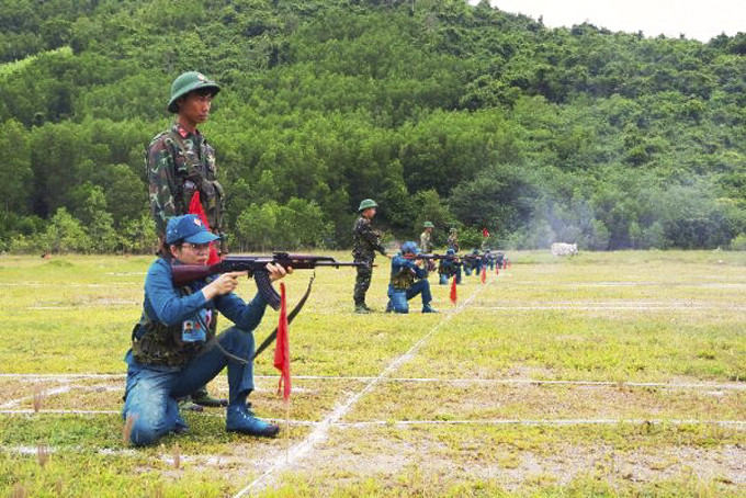 Các vận động viên thực hiện nội dung kiểm tra bắn súng tiểu liên AK.