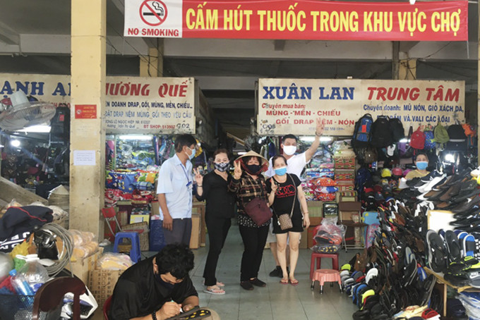 Những tấm băng rôn “Cấm hút thuốc lá trong khu vực chợ”  được treo tại khu vực dễ nhìn thấy. 