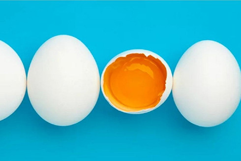Những người thiếu máu do thiếu sắt cần hạn chế ăn lòng đỏ trứng vì có thể làm giảm khả năng hấp thụ sắt. Ảnh: SHUTTERSTOCK
