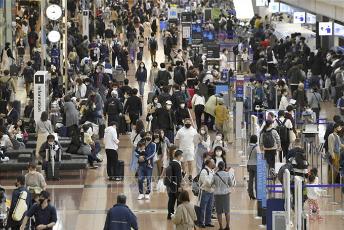 Hành khách tại sân bay Haneda ở thủ đô Tokyo, Nhật Bản. Ảnh tư liệu: AFP/TTXVN
