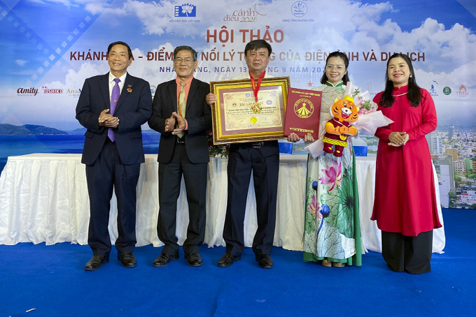 Tổ chức VietKings trao quyết định xác lập kỷ lục Việt Nam  cho Trung tâm Văn hóa - Điện ảnh tỉnh.