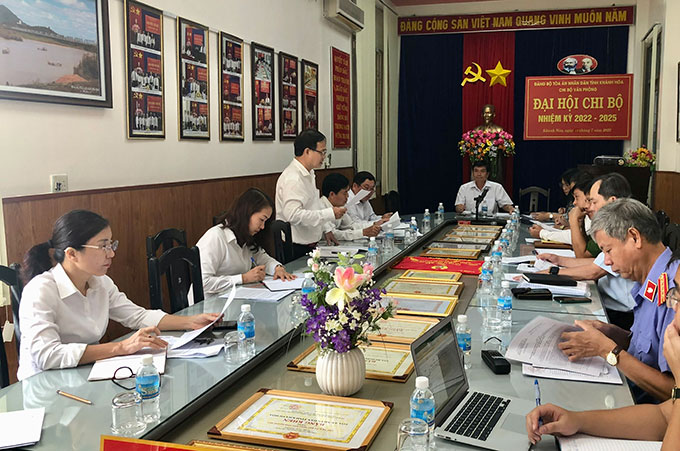 Ông Nguyễn Anh - Chánh án Tòa án nhân dân tỉnh báo cáo đoàn kiểm tra.