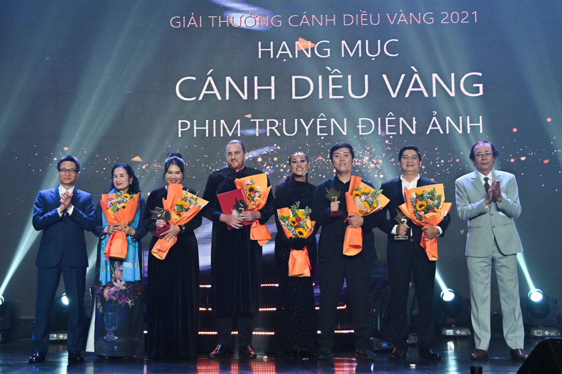 Phó Thủ tướng Chính phủ Vũ Đức Đam trao giải thưởng Cánh diều vàng hạng mục phim truyện điện ảnh cho ê kíp làm phim Đêm tối rực rỡ. 