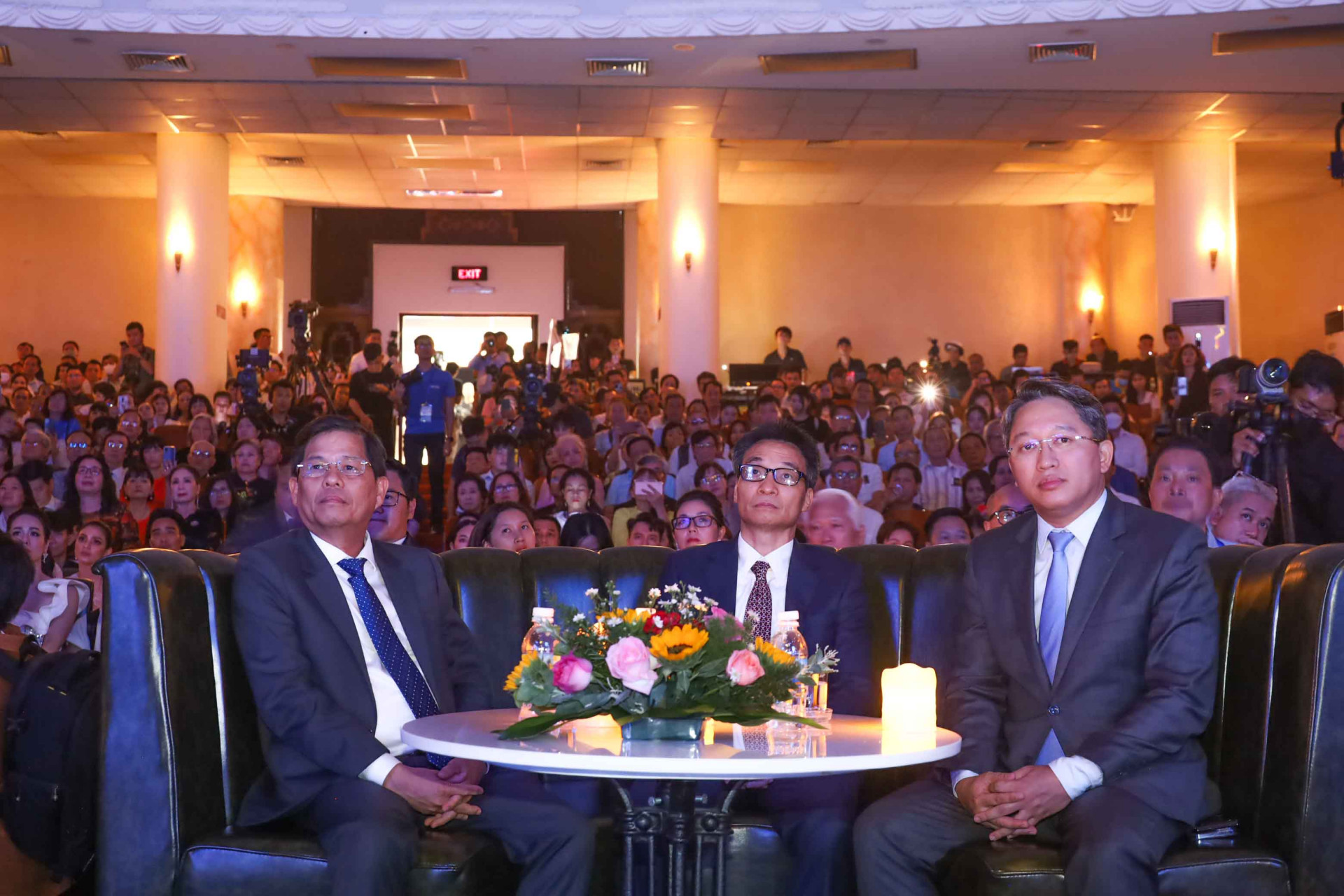 Deputy Prime Minister Vu Duc Dam (middle) and leaderships of Khanh Hoa Province attend the awarding ceremony