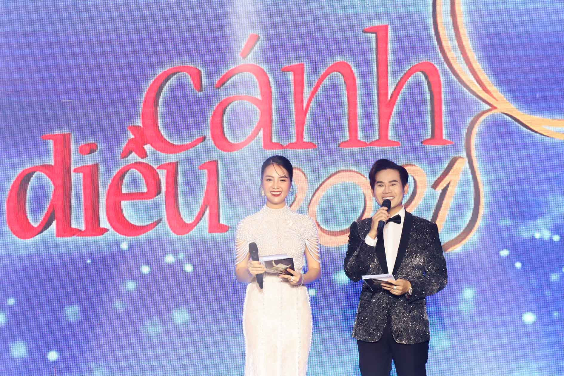 MCs Thuy Van and Hong Phuc hosting the awarding ceremony