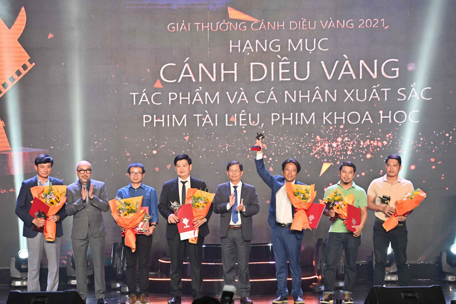 Nguyen Tan Tuan awarding gold prizes to excellent works and individuals in documentary and scientific film categories