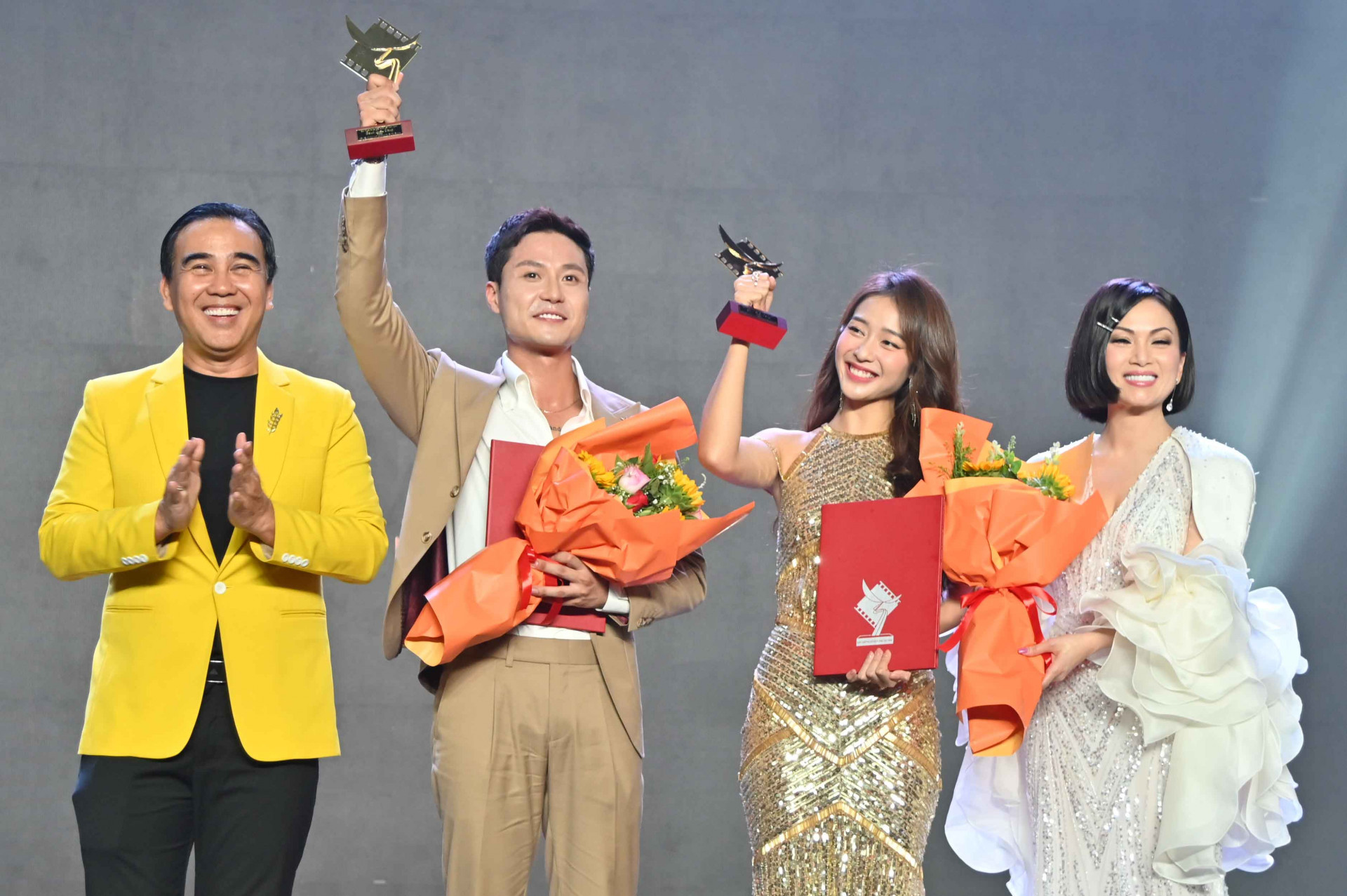 Actors Thanh Son and Kha Ngan win prizes of best male and female leads in TV drama series category