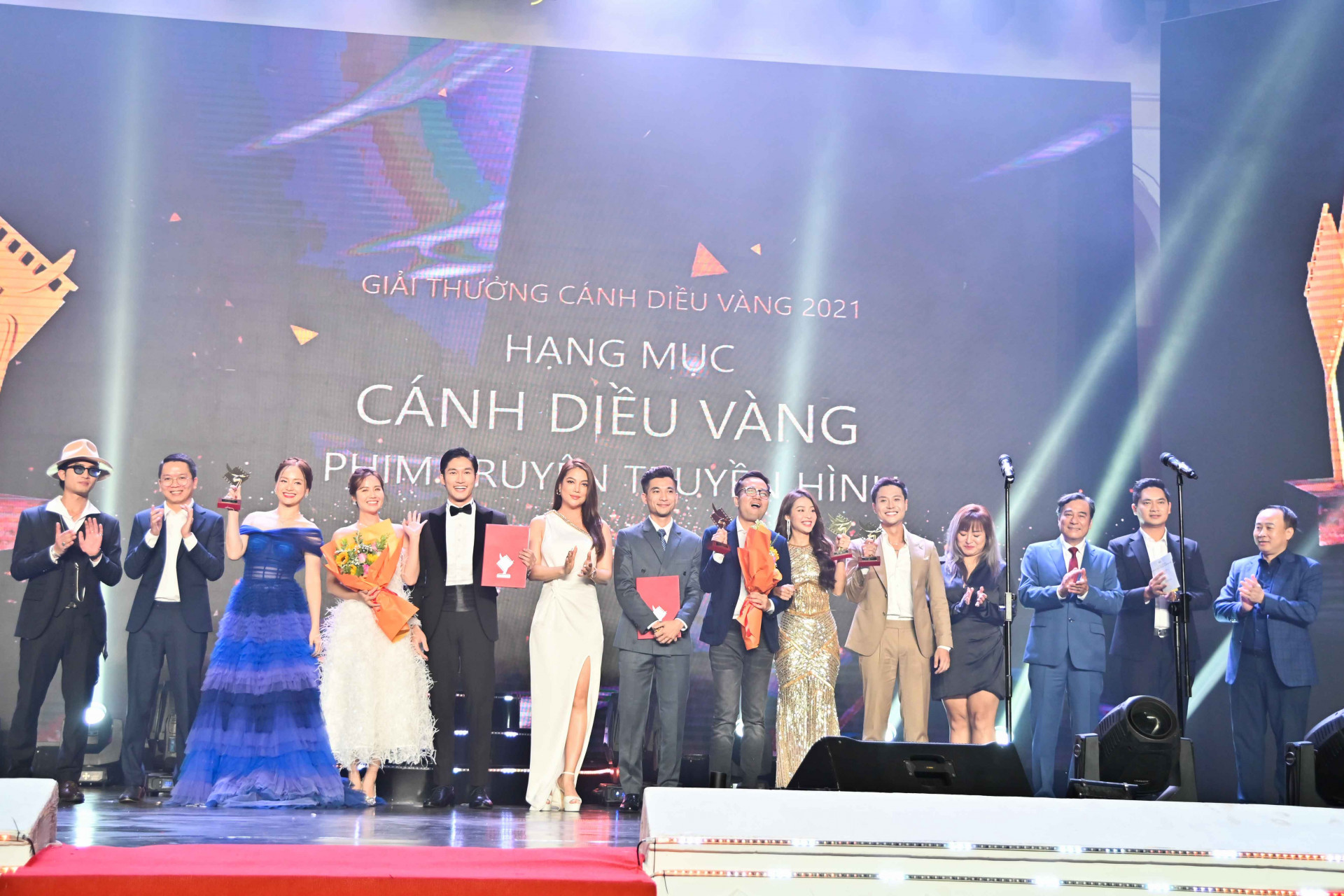 Gold prizes in TV drama series category given to “Thuong ngay nang ve” and “11 thang 5 ngay”