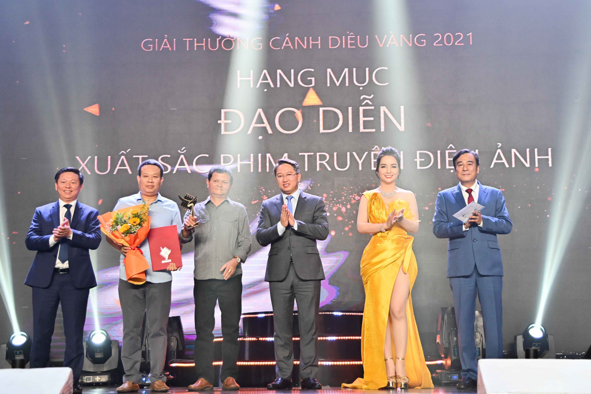 Nguyen Hai Ninh offering gold prize to best director in movie category