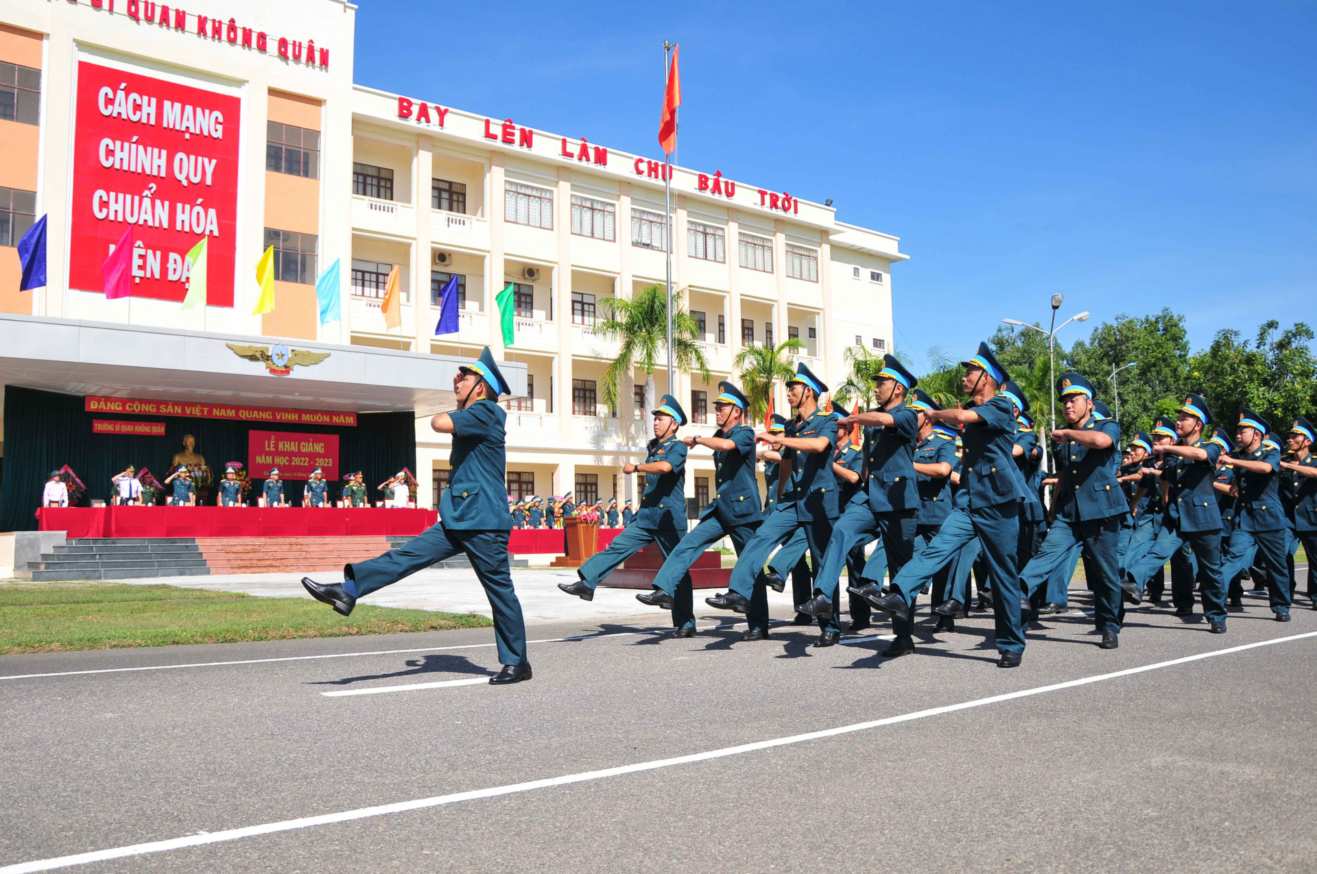 Duyệt đội ngũ tại lễ khai giảng