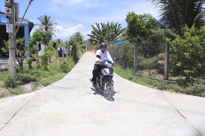 Tuyến đường liên thôn mới được nâng cấp nhờ phong trào  hiến đất làm đường tại xã Ninh Quang.