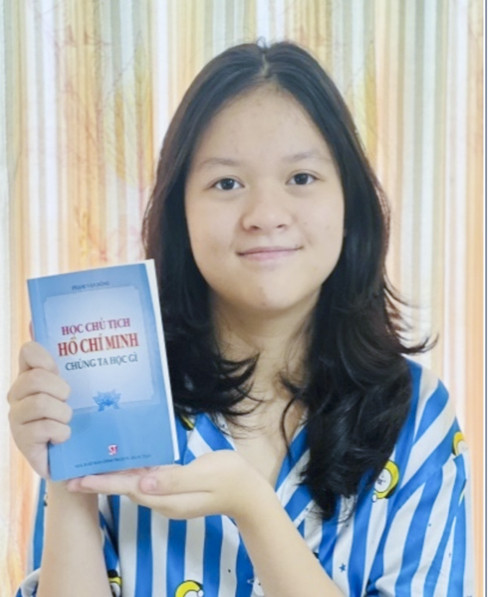 <p style="text-align: justify;">Em Lê Ngọc Minh Châu bên cuốn sách nhỏ được em giới thiệu để tham gia cuộc thi.</p>