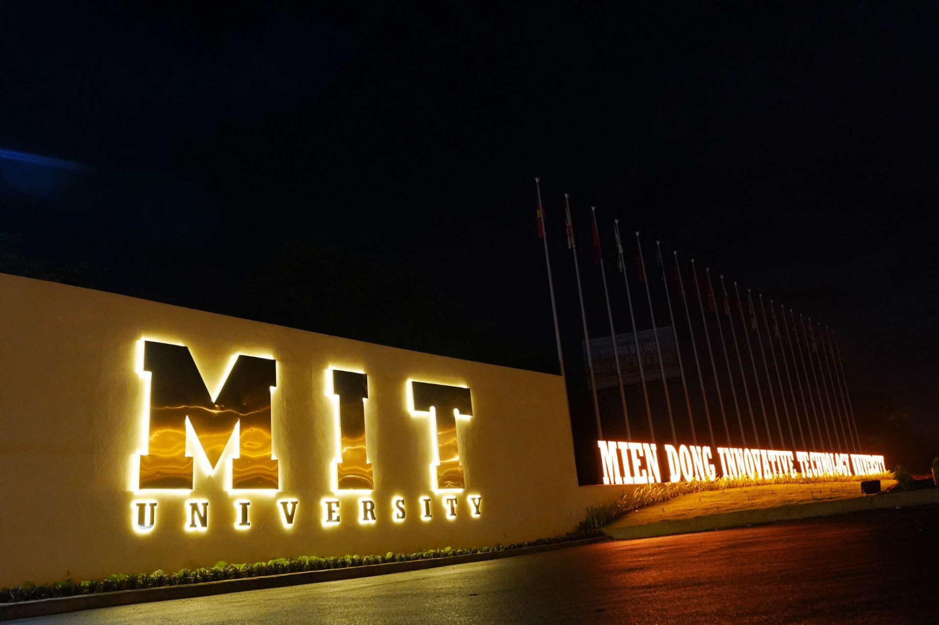 Điểm chuẩn tại MIT University Vietnam vừa sức. Sinh viên có cơ hội đạt học bổng cao và học phí không tăng suốt khóa học.