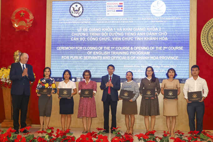 Bế giảng khóa 1 chương trình bồi dưỡng tiếng Anh cho cán bộ, công chức, viên chức