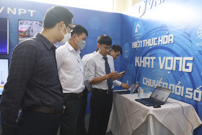 Các doanh nghiệp viễn thông giới thiệu những ứng dụng công nghệ thông tin trong khuôn khổ  hội nghị chuyển đổi số được tổ chức ở Khánh Hòa. Ảnh minh họa