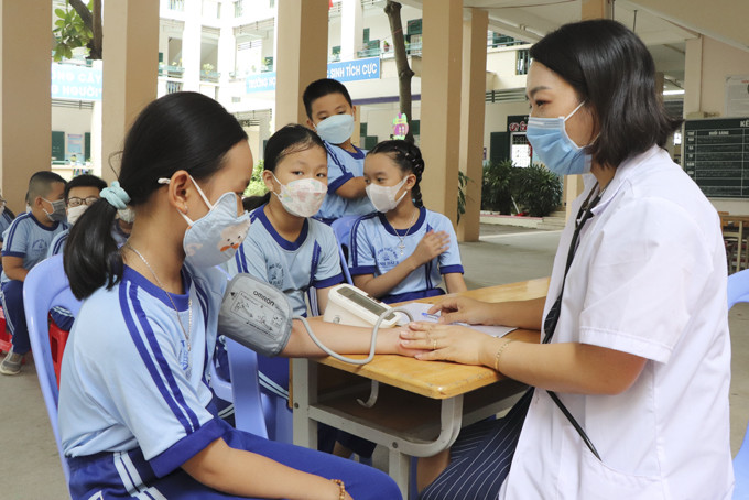 Nhân viên y tế Trường Tiểu học Vĩnh Hải 2 (TP. Nha Trang) khám sàng lọc cho học sinh.