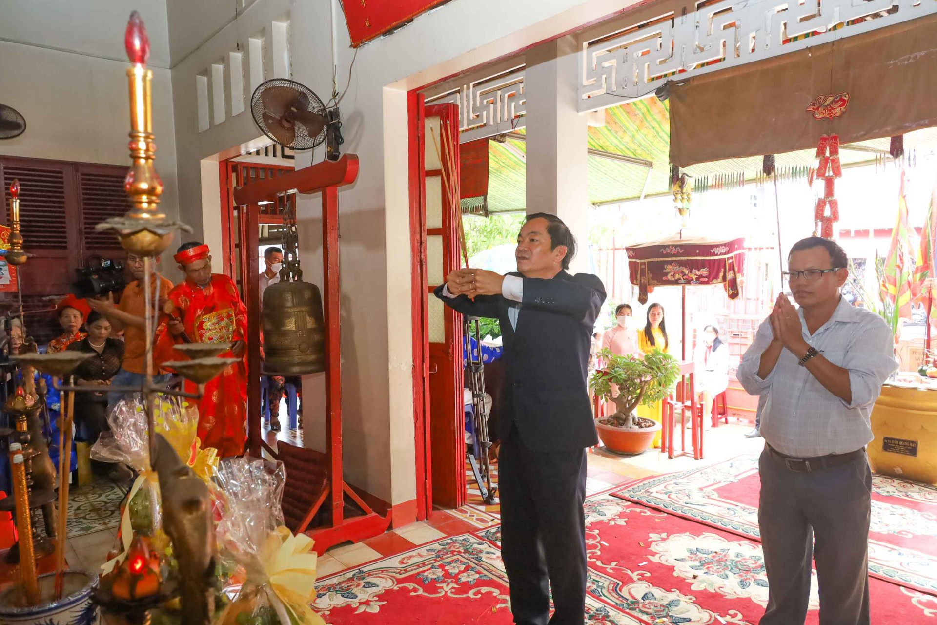 Leaderships of Khanh Hoa Provincial Department of Culture and Sports offering incense to General Tran Quoc Tuan
