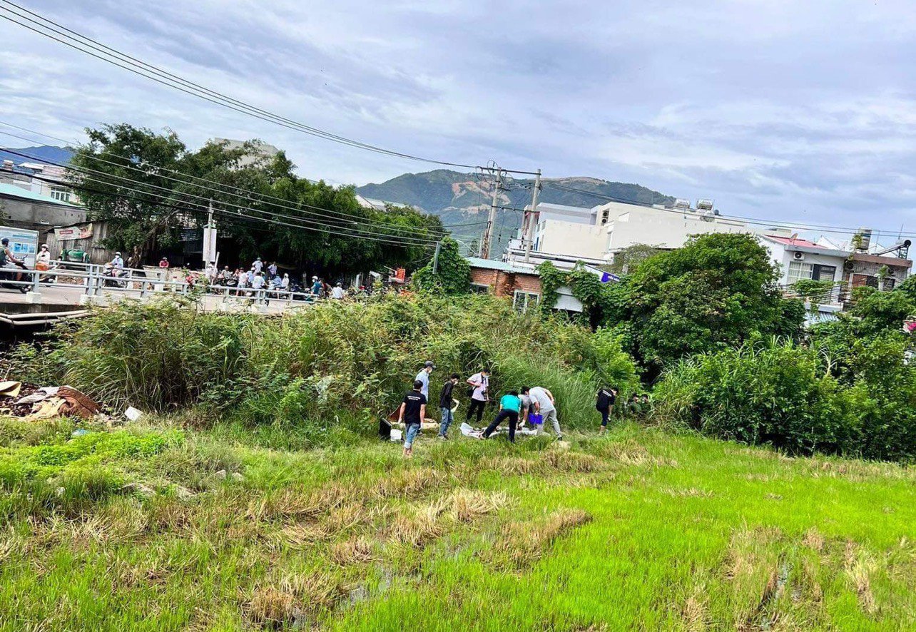 Phát hiện thi thể đang phân hủy trong bụi cây