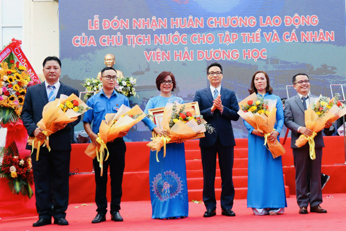 Thay mặt lãnh đạo Đảng và Nhà nước, Phó Thủ tướng Vũ Đức Đam trao Huân chương Lao động hạng Nhất cho Viện Hải dương học