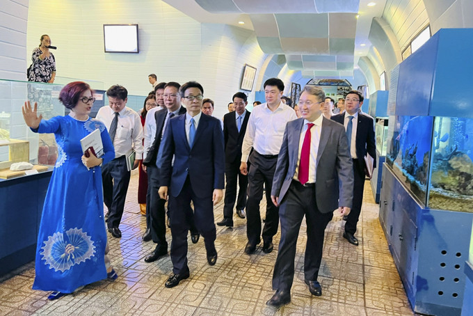 Phó Thủ tướng Vũ Đức Đam - Phó Thủ tướng Chính phủ cùng Bí thư Tỉnh ủy Nguyễn Hải Ninh  và các đại biểu tham quan Bảo tàng Hải dương học.