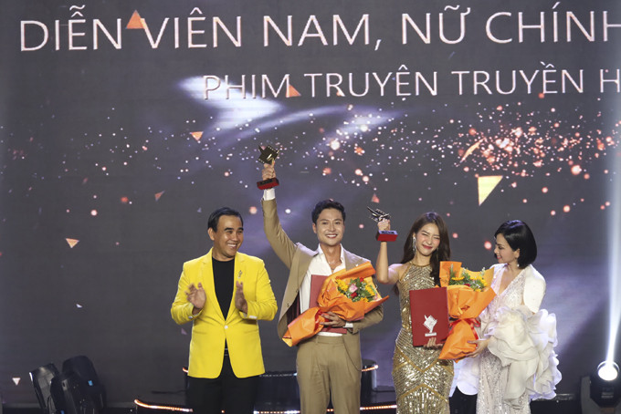 Diễn viên Thanh Sơn và Khả Ngân nhận giải Cánh diều vàng diễn viên nam - nữ chính xuất sắc phim truyện truyền hình. 