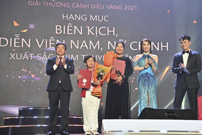 Diễn viên nhí Lại Trường Phú nhận giải Cánh diều vàng nam diễn viên chính xuất sắc phim truyện điện ảnh.