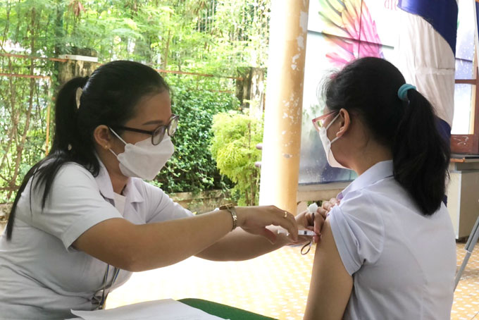 Sau lễ phát động, học sinh tham gia tiêm vắc xin phòng Covid-19.